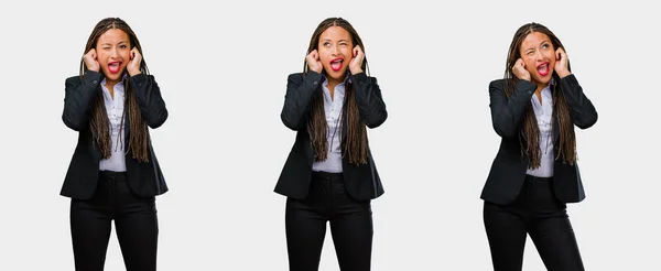 灰色の背景に手で耳を覆って若い黒のビジネス女性のセット — ストック写真