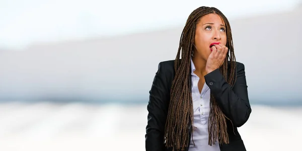 Retrato Uma Jovem Mulher Negócios Negra Mordendo Unhas Nervosa Muito — Fotografia de Stock