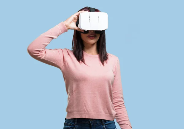 Mujer Bonita Joven Emocionada Entretenida Jugando Con Gafas Realidad Virtual — Foto de Stock