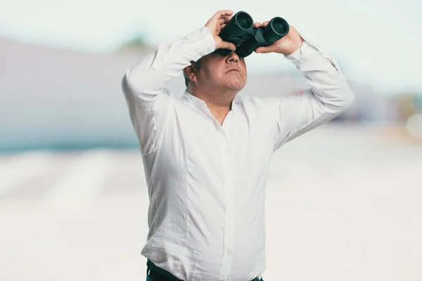 Hombre Mediana Edad Sorprendido Sorprendido Mirando Con Prismáticos Distancia Algo — Foto de Stock