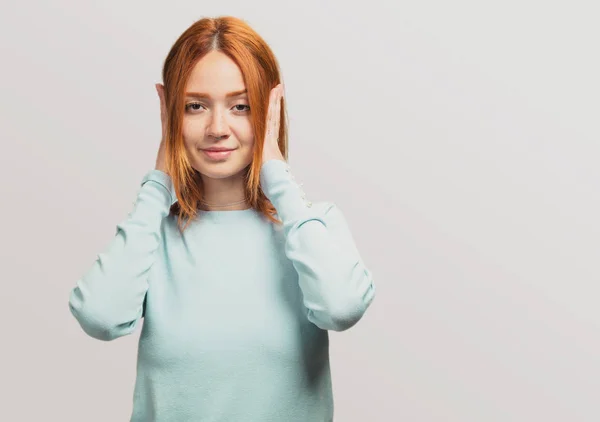 Kulaklarını Kapsayan Bir Kızıl Saçlıya Kız Portresi — Stok fotoğraf