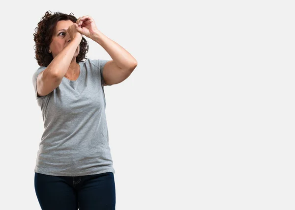 Frau Mittleren Alters Blickt Durch Eine Lücke Versteckt Sich Und — Stockfoto