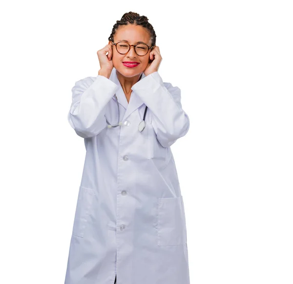 Προσωπογραφία Γυναίκας Νεαρό Μαύρο Γιατρό Που Καλύπτουν Αυτιά Χέρια Θυμωμένος — Φωτογραφία Αρχείου