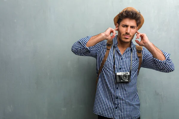 Mladý Cestovatel Pohledný Muž Slaměný Klobouk Batoh Fotoaparát Pokrývající Uši — Stock fotografie