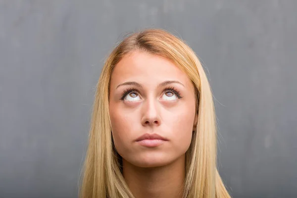 Portret Van Natuurlijke Jonge Blonde Vrouw Opzoeken Dacht Aan Iets — Stockfoto