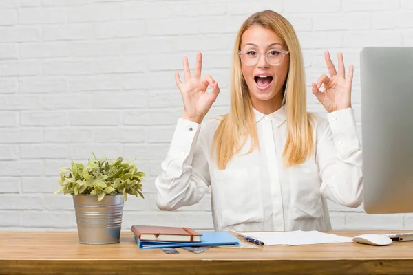 Retrato Una Joven Estudiante Sentada Escritorio Haciendo Tareas Alegres Confiadas — Foto de Stock