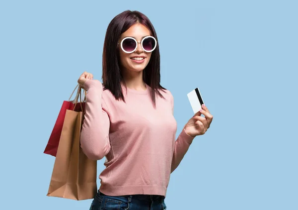 여자와 쇼핑을 준비가 새로운 카드와 쇼핑백 — 스톡 사진
