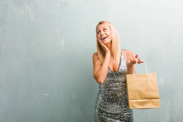 Retrato Joven Mujer Rubia Elegante Sorprendida Sorprendida Holding Bolsa Compras — Foto de Stock