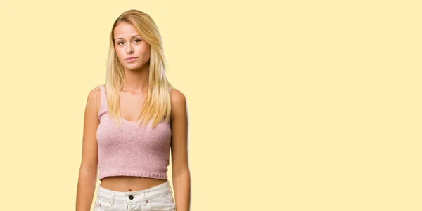 Portret Van Jonge Mooie Blonde Vrouw Die Lacht Camera — Stockfoto