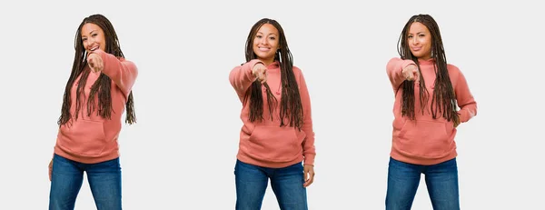 灰色の背景に正面を指している私に微笑みかけるフィットネス若い黒人女性のセット — ストック写真