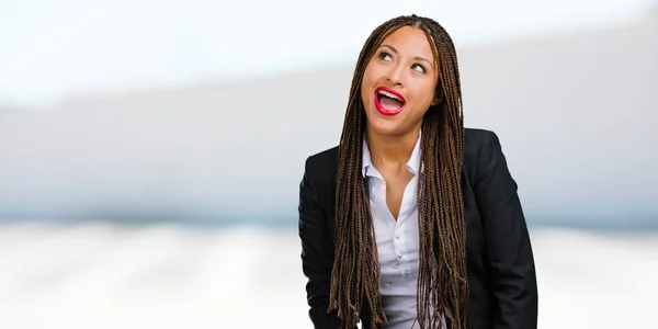 Portrait Une Jeune Femme Affaires Noire Levant Les Yeux Pensant — Photo