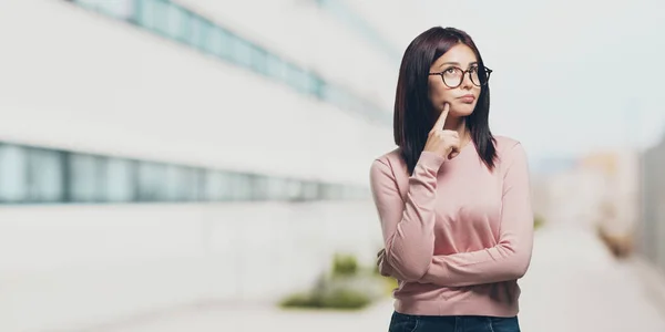 Jovem Mulher Bonita Pensando Olhando Para Cima Confuso Sobre Uma — Fotografia de Stock