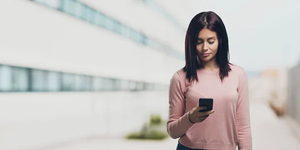 Joven Bonita Mujer Primer Plano Mano Tocando Móvil Uso Internet —  Fotos de Stock