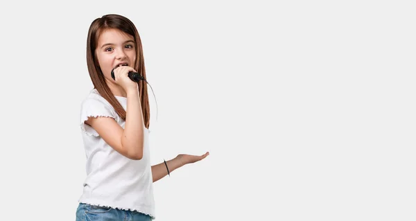 Celého Těla Malá Dívka Šťastný Motivované Zpěv Písní Mikrofonem Představující — Stock fotografie
