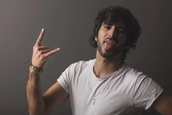 Jovem Homem Bonito Alegre Confiante Com Gesto Rock — Fotografia de Stock