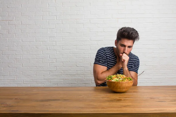 Homem Bonito Natural Jovem Sentado Uma Mesa Com Uma Dor — Fotografia de Stock