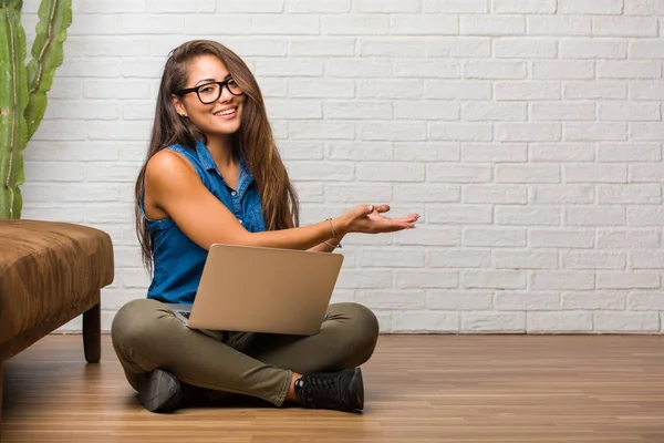 Portret Van Jonge Latijns Vrouw Zittend Vloer Houden Iets Met — Stockfoto