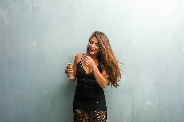 Ung Latin Kvinna Håller Champagneglas — Stockfoto