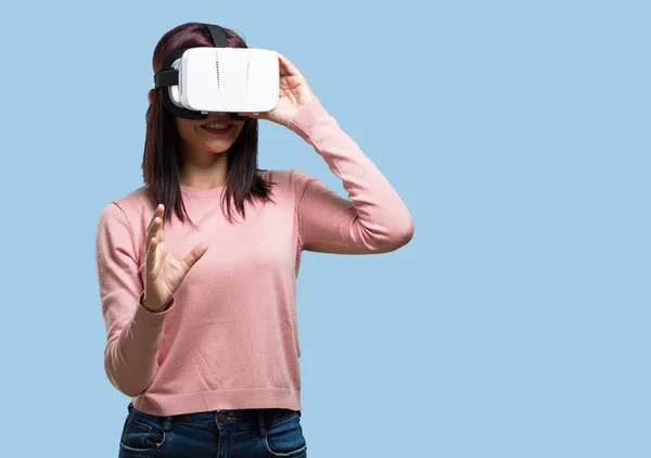 Mujer Bonita Joven Emocionada Entretenida Jugando Con Gafas Realidad Virtual — Foto de Stock