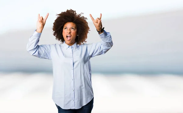 Junge Schwarze Frau Macht Rock Geste Auf Verschwommenem Hintergrund — Stockfoto