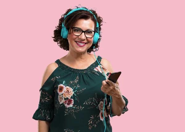 Mujer Mediana Edad Feliz Divertida Escuchando Música Auriculares Modernos Feliz —  Fotos de Stock