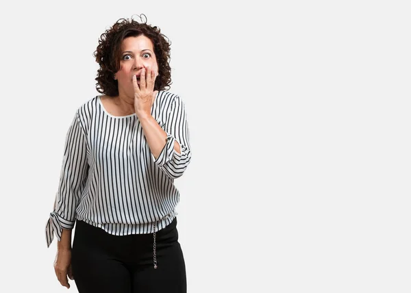 Frau Mittleren Alters Überrascht Und Schockiert Blickt Mit Großen Augen — Stockfoto