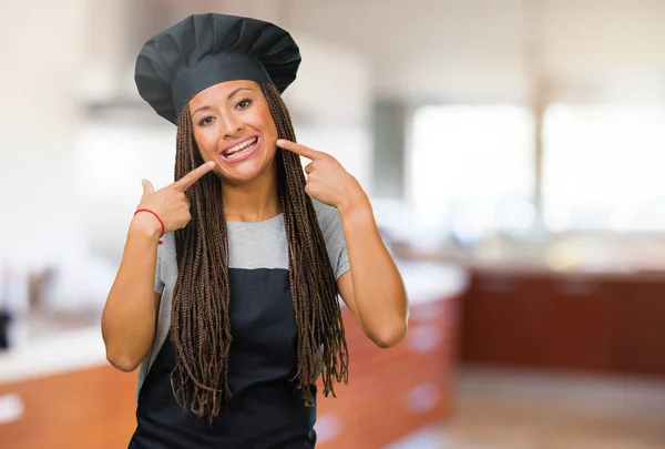 Porträtt Ung Svart Baker Kvinna Leenden Pekar Mun Begreppet Perfekta — Stockfoto