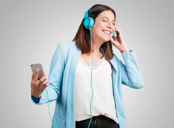 中年妇女快乐有趣 听音乐 现代耳机 快乐感觉的声音和节奏 — 图库照片