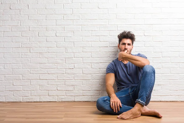 Joven Hombre Natural Sentado Suelo Madera Mordiendo Clavos Nervioso Muy — Foto de Stock