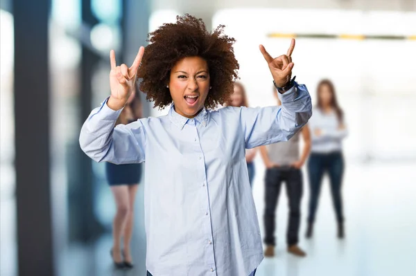 Junge Schwarze Frau Macht Rock Geste Mit Verschwommenen Personen Hintergrund — Stockfoto