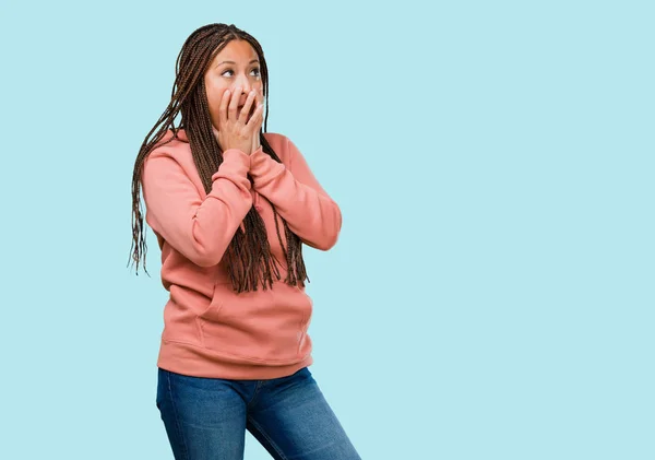 Portret Van Een Jonge Zwarte Vrouw Die Het Dragen Van — Stockfoto