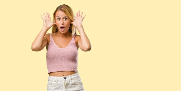 Retrato Una Joven Rubia Guapa Loca Desesperada Gritando Fuera Control — Foto de Stock