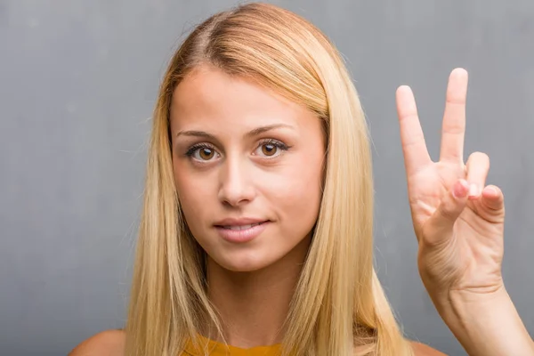 Porträtt Naturliga Unga Blonda Kvinnan Visar Nummer Två — Stockfoto