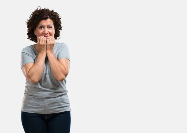 Mujer Mediana Edad Mordiéndose Las Uñas Nerviosa Muy Ansiosa Asustada — Foto de Stock