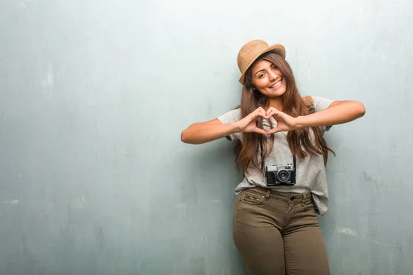 Retrato Joven Viajera Latina Contra Una Pared Haciendo Corazón Con —  Fotos de Stock