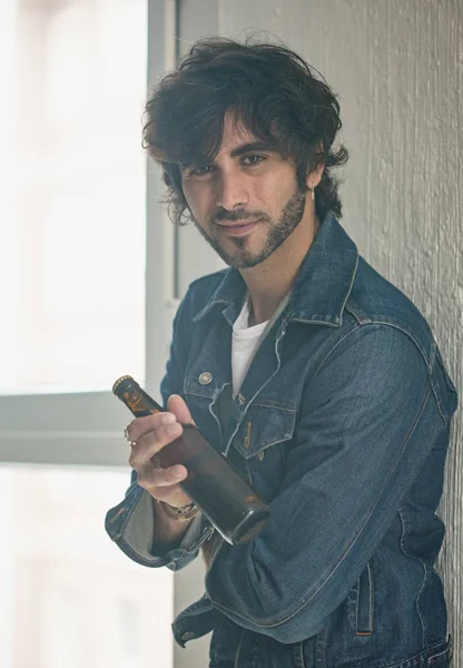 Jovem Homem Bonito Alegre Confiante Segurando Garrafa Cerveja — Fotografia de Stock