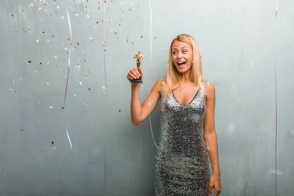Elegante Blonde Frau Bei Der Preisverleihung Feier Mit Konfetti — Stockfoto