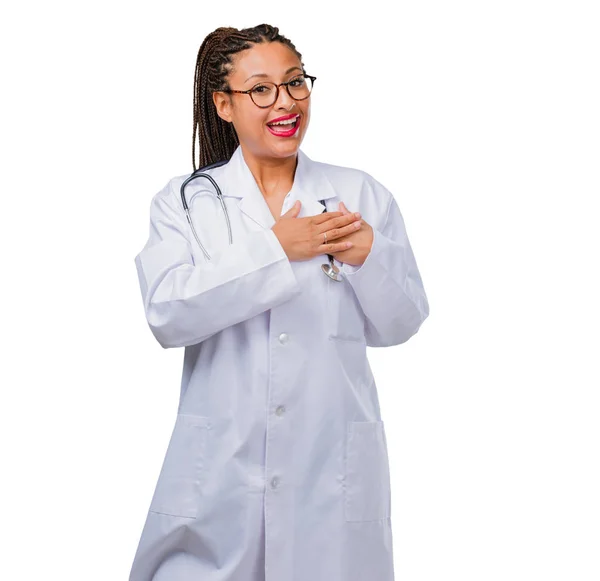 Προσωπογραφία Γυναίκας Νεαρό Μαύρο Γιατρό Κάνει Μια Ρομαντική Χειρονομία Ερωτευμένος — Φωτογραφία Αρχείου