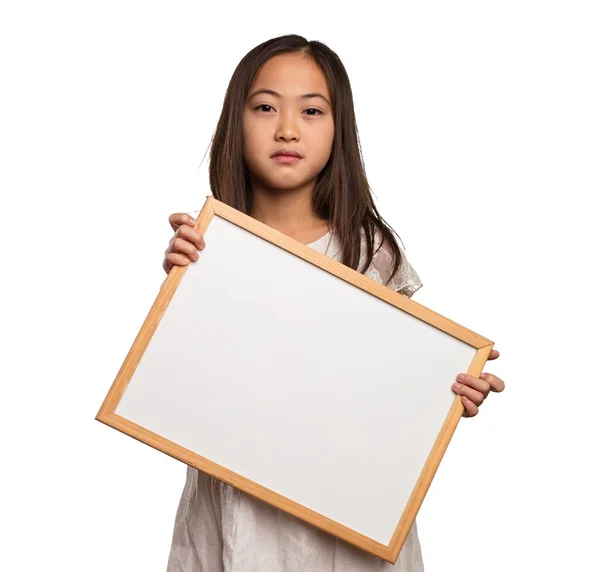 Niña China Vestido Blanco Sosteniendo Una Pancarta Aislada Sobre Fondo — Foto de Stock