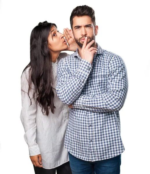 Genç çift izole üzerinde beyaz fısıldayan 