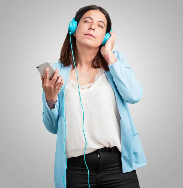 Mulher Meia Idade Relaxada Concentrada Ouvindo Música Com Seu Celular — Fotografia de Stock