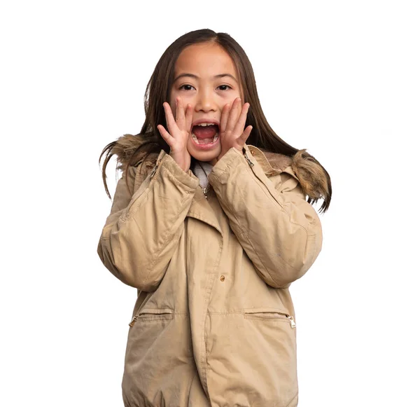 Κινεζική Κοριτσάκι Μπεζ Σακάκι Φωνάζοντας Που Απομονώνονται Λευκό Φόντο — Φωτογραφία Αρχείου