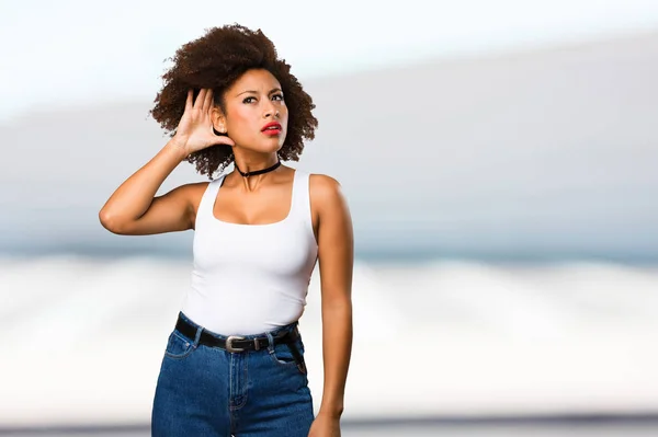 Jonge Zwarte Vrouw Luistert Onscherpe Achtergrond — Stockfoto