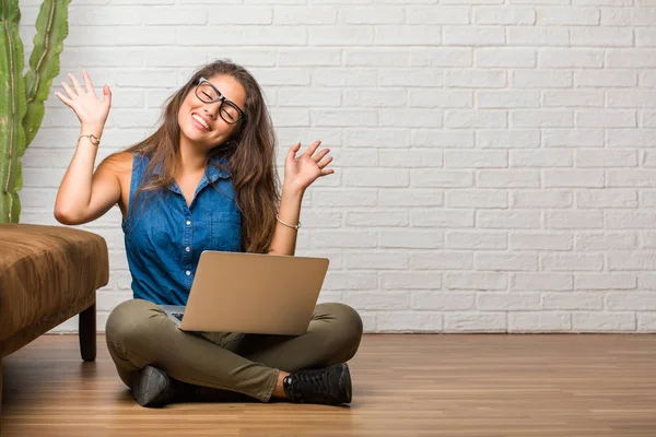 Portret Van Jonge Latijns Vrouw Zittend Vloer Erg Blij Opgewonden — Stockfoto