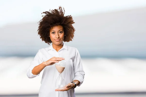 Jovem Mulher Negra Segurando Temporizador Areia Fundo Borrado — Fotografia de Stock