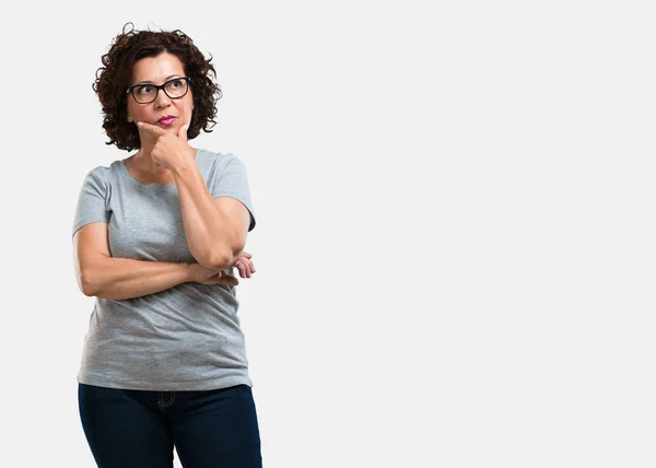 Frau Mittleren Alters Zweifelnd Und Verwirrt Wenn Sie Eine Idee — Stockfoto