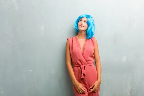 Retrato Una Joven Mujer Rubia Elegante Mirando Hacia Arriba Pensando — Foto de Stock