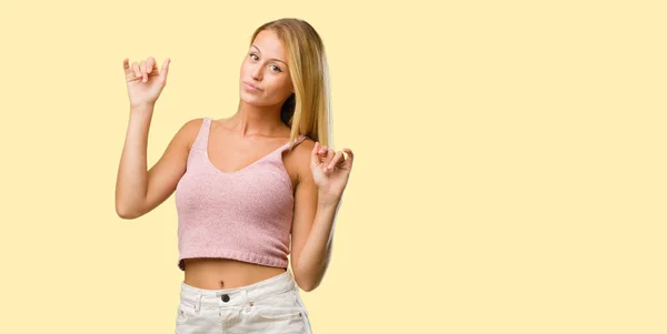 Retrato Una Joven Guapa Rubia Bailando Divirtiéndose — Foto de Stock