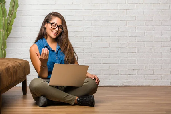 Portret Van Jonge Latijns Vrouw Zittend Vloer Uit Nodigen Komen — Stockfoto