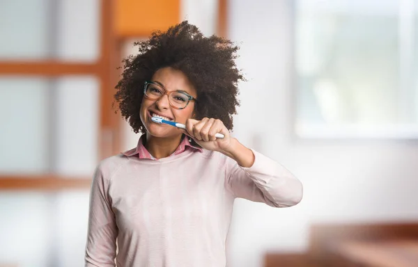 Siyah Kadın Diş Fırçası Seçici Odak Kullanarak — Stok fotoğraf